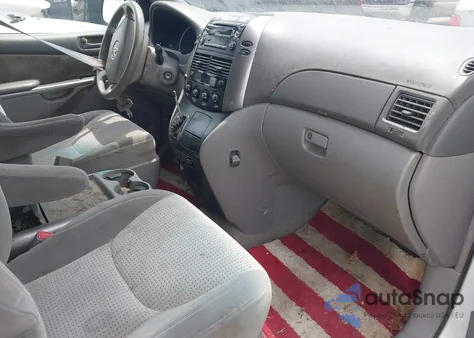 2010 Toyota Sienna Le z USA, uszkodzony, nr VIN 5TDKK4CC2AS302808